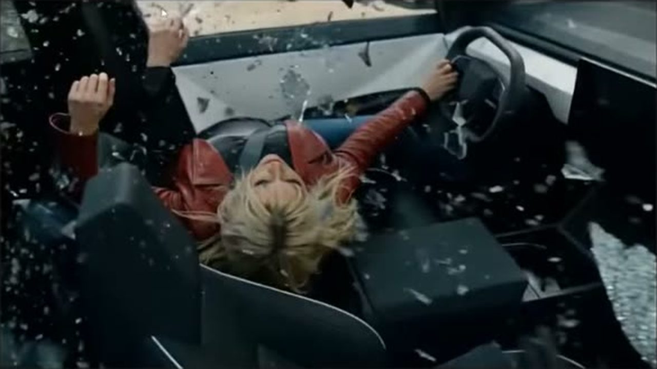 A raw Apex crash shot in which the heroine has a third hand